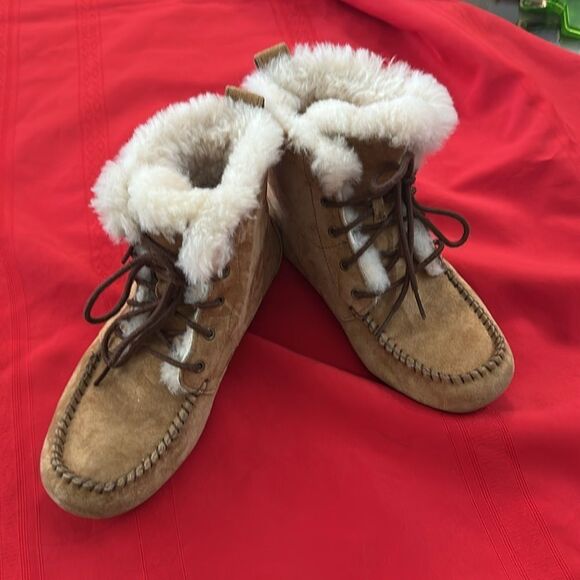 UGGS CHESNUT MOCCASIN BOOTS SIZE 5.5 - Picture 2 of 9